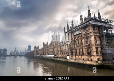 28. November 2020 - London, Großbritannien, Houses of Parliament in Nebel und Dunst gehüllt während düsterer Coronavirus Lockdown Wetter am Black Friday Wochenende Stockfoto