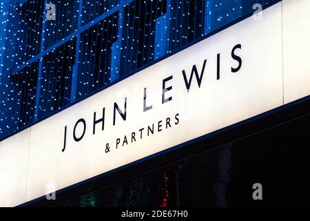 28. November 2020 - London, Großbritannien, Festliche Weihnachtsbeleuchtung an der Fassade des Kaufhauses John Lewis am Black Friday Weekend während der Coronavirus-Sperre Stockfoto