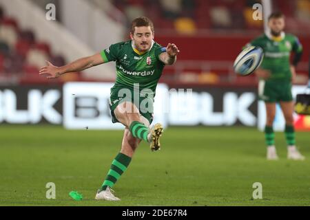 LONDON, ENGLAND. 29. NOVEMBER London Irish Fly Half Paddy Jackson setzt die erste Strafe während des Gallagher Premiership-Spiels zwischen London Irish und Leicester Tigers im Brentford Community Stadium, Brentford, London am Sonntag, 29. November 2020. (Kredit: Jon Bromley, Mi News) Kredit: MI Nachrichten & Sport /Alamy Live Nachrichten Stockfoto