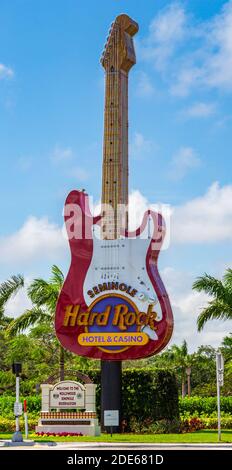 Seminole Hard Rock Hotel und Casino Eingang mit gitarrenförmigem Schild - Hollywood, Florida, USA Stockfoto