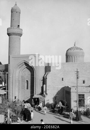 Originalunterschrift: Irak. (Mesopotamien). Bagdad. Ansicht von Straßenszenen und Typen. Die Mirjan Moschee - Lage: Irak--Bagdad ca. 1932 Stockfoto