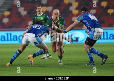 London, England. 29. November 2020. Billy Meakes von London Irish wird von Kobus van Wyk von Leicester Tigers während des Gallagher Premiership-Matches zwischen London Irish und Leicester Tigers im Brentford Community Stadium angegangen. Kredit: Richard Perriman/Alamy Live Nachrichten Stockfoto