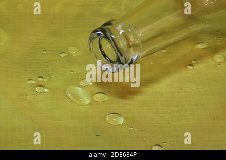 Verschüttetes Wasser aus einer Flasche Stockfoto