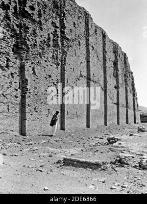 Originalunterschrift: Irak. Ur. (So genannt der Chaldäer). Westliche Mauer des Ziggurat - Lage: Irak--Ur (ausgestorbene Stadt) ca. 1932 Stockfoto