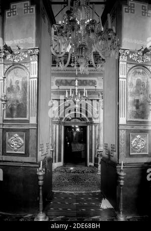 Bildunterschrift: Neueres Jerusalem und Vororte. Die Abessinische Kirche int[erior] das Allerheiligste - Ort: Jerusalem ca. 1920 Stockfoto