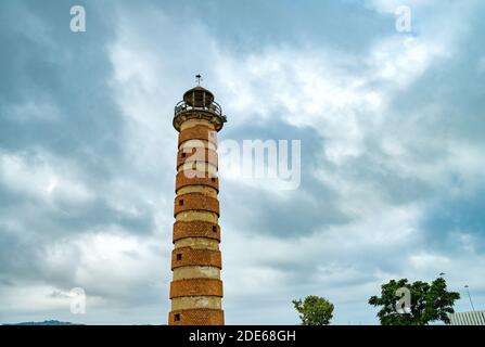 Brick geringelten Leuchtturm in einem angelegten Garten am Fluss Tejo, Belém, Lissabon, Portugal, Europa. Stockfoto