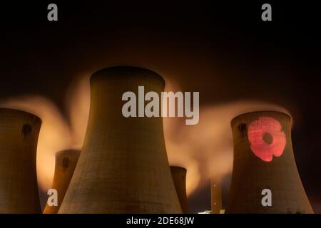 Drax Power Station, North Yorkshire, Großbritannien, England Poppy on Cooling Tower Stockfoto