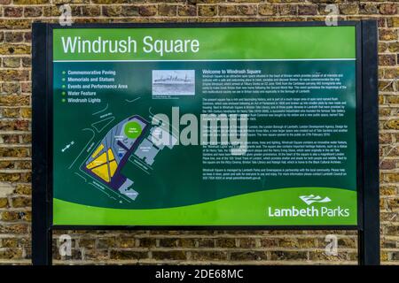 Eine Informationstafel über den Windrush Square in Brixton, South London. Stockfoto