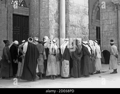 Geschichte des Nahen Ostens - Gruppen von Arabern vor der al-Aksa-Moschee, die Rebellenplakate liest. Freitag, 16 1938. September, Closer-up Stockfoto