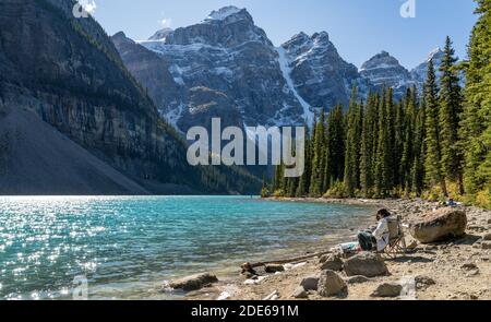 Moraine Lake Rockpile Trail im Sommer sonnigen Tag Morgen, Touristen genießen die schöne Landschaft. Banff National Park, Canadian Rockies, Alberta Stockfoto