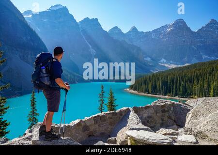 Moraine Lake Rockpile Trail im Sommer sonnigen Tag Morgen, Touristen genießen die schöne Landschaft. Banff National Park, Canadian Rockies, Alberta Stockfoto