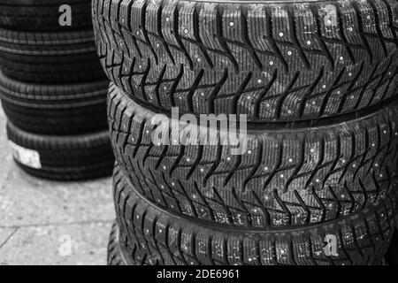 Ein Satz von übersäten neuen Winterreifen in einem Reifen Speichern Stockfoto