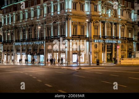 Lissabon - April 01, 2018: Hotel bei Nacht in Restauradores Platz in Lissabon. Restauradores Platz Stockfoto