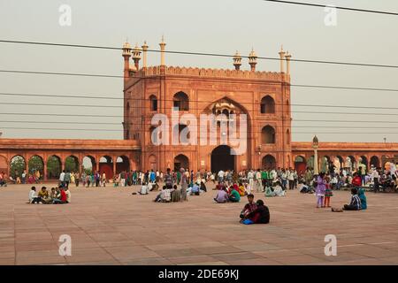 Anbeter vor Moschee Jama Masjid in Delhi, Indien Stockfoto