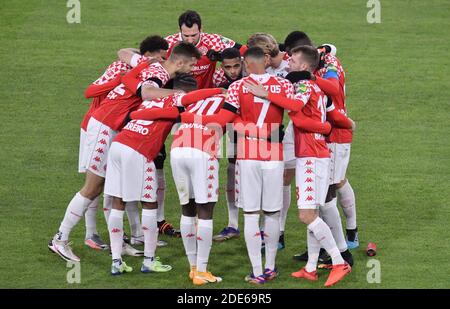 Mainz, Deutschland. November 2020. Fußball: Bundesliga, FSV Mainz 05 - 1899 Hoffenheim, 9. Spieltag. Das Mainzer Team vor dem Spielbeginn. Quelle: Torsten Silz/dpa - WICHTIGER HINWEIS: Gemäß den Bestimmungen der DFL Deutsche Fußball Liga und des DFB Deutscher Fußball-Bund ist es untersagt, im Stadion und/oder aus dem Spiel aufgenommene Aufnahmen in Form von Sequenzbildern und/oder videoähnlichen Fotoserien zu nutzen oder auszunutzen./dpa/Alamy Live News Stockfoto