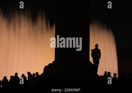 Silhouetten von Zuschauern, die den magischen Brunnen von Montjuic Illuminations im Palau Nacional, Barcelona, Spanien, beobachten Stockfoto