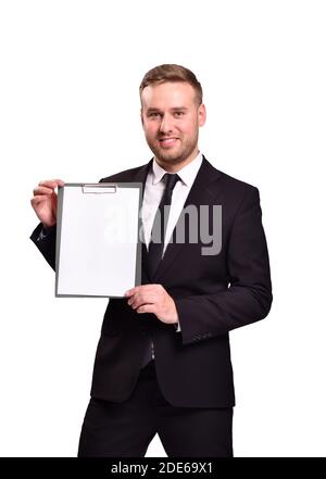 Attraktiver Mann, der ein Blatt weißes Papier hält und lächelt Weißer Hintergrund Stockfoto