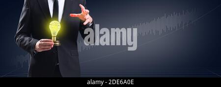 Geschäftsmann hält helle Lampe Idee. Geschäftskonzept und Wachstum. Stockfoto