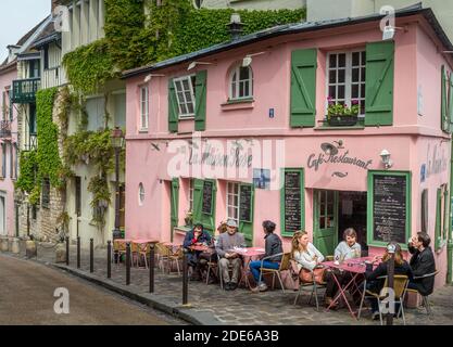 Paris, Frankreich - 21. April 2014: Café und Restaurant La Maison Rose im Montmaatre, Paris, wo die Gäste an den Tischen serviert werden. Stockfoto