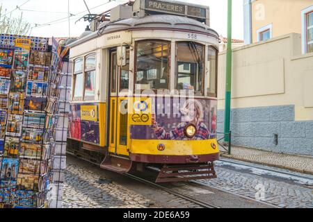 Lissabon - April 01, 2018: Blick auf eine schmale Straße im historischen Zentrum von Lissabon, Portugal. Stockfoto