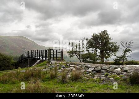 Die Chinesische Brücke in Borrowdale an bewölkten und regnerischen Tagen, Keswick, Lake District, Großbritannien Stockfoto