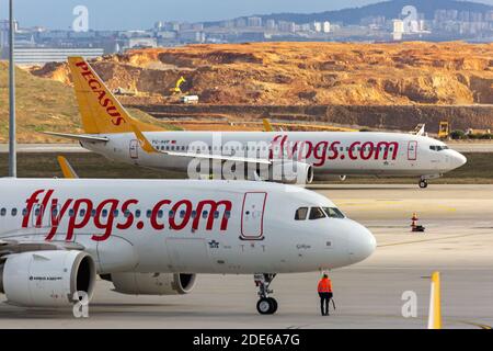 Airbus a320 und Boeing 737 Flugzeuge auf dem Flughafentaxiway warten auf den Start. Seitenansicht. Flughafen Sabiha Gokcen Stockfoto