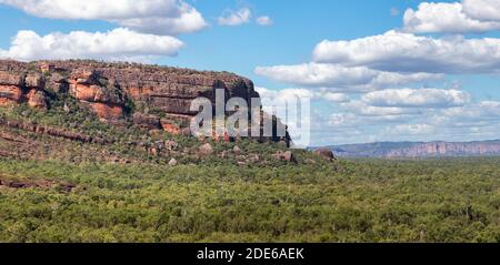 Panoramablick auf den Nourlangie Rock (Burrungkuy) vom Aussichtspunkt Nawurlandja. Heiliger Ort der Aborigines. Kakadu Nationalpark, Northern Territory NT, Australien Stockfoto