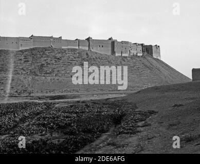 Geschichte Des Nahen Ostens - Irak. Arbela. (Erbil). Zentrum des Ishtar-Kultes in der assyrischen Periode 2200 B.C. Ansicht der Wälle. Unweit hier wurde Darius von Alexander besiegt Stockfoto