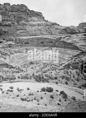 Bildunterschrift: Petra (Wadi Musa). Theater und el-Khubta Bereich. Das Theater. Von den unteren Hängen des el-Khubta - Lage: Petra Jordan Ca. 1920 Stockfoto