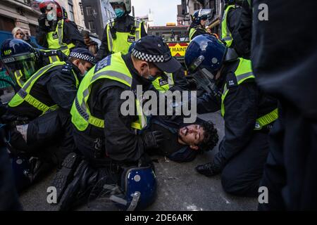 Riot Police verhaftete über 150 Demonstranten in der Oxford Street während Anti-Lockdown-Demonstrationen in der Hauptstadt London, England, Großbritannien Stockfoto