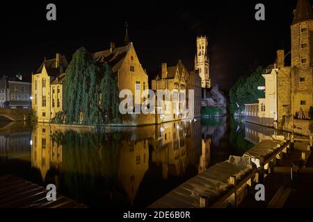 Nachtansicht des Belfry von Brügge von Rozenhoedkaai, Brügge, Belgien Stockfoto