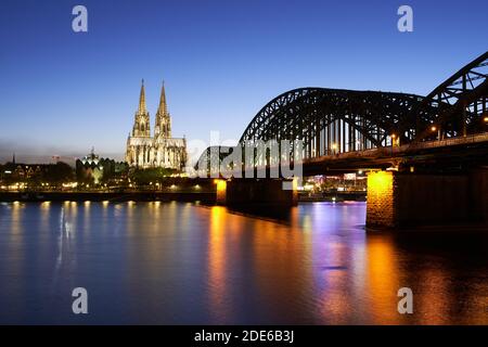 Hohenzollernbrücke und Kölner Dom, Köln, Deutschland Stockfoto