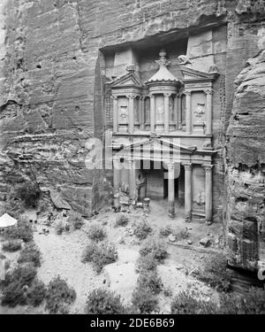 Bildunterschrift: Petra el-Kazne [d.h. el-Khazne] - Lage: Petra Jordan ca. 1898-1946 Stockfoto