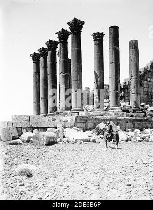 Bildunterschrift: Östlich des Jordans und des Toten Meeres. Säulen des Sonnentempels [Jerash] - Ort: Gerasa Jordanien ca. 1900 Stockfoto