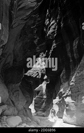 Bildunterschrift: Petra (Wadi Musa). In es-Siq. Zeigt überhängende Klippen mit Sonnenlicht, das durch den Graben filtert - Ort: Petra Jordan Ca. 1920 Stockfoto