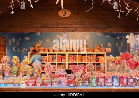 Weihnachtsmarkt Stand Verkauf verschiedener Arten von Lollypops und Süßigkeiten, Wien, Österreich Stockfoto