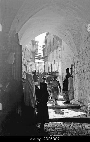 Jerusalem (El-Kouds) Annäherung an die Stadt. Menschenmassen auf der David Street ca. 1900 Stockfoto