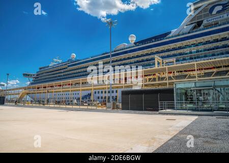 Lissabon Portugal. 01. Mai 2018. Große luxuriöse Kreuzfahrtschiff Sapphire Princess angedockt in Lissabon Stockfoto