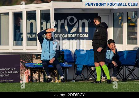 Bridgend, Wales, Großbritannien. November 2020. Penybont Manager Rhys Griffiths chattet mit dem vierten Beamten. Penybont / Cefn Druids im Bryntirion Park in der Stockfoto