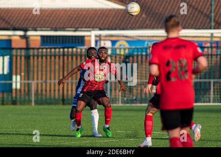 Bridgend, Wales, Großbritannien. November 2020. Christoph Aziamale von Cefn Druids im Einsatz gegen Ismail Yakubu von Penybont. Penybont / Cefn Druids in Bryntir Stockfoto