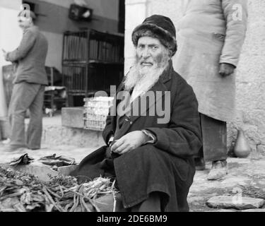 Bildunterschrift: Jüdischer Markt in Mea Shearim. Bukaran Viertel Bukharan Mann, der Gemüse verkauft - Ort: Jerusalem ca. 1934-1939 Stockfoto