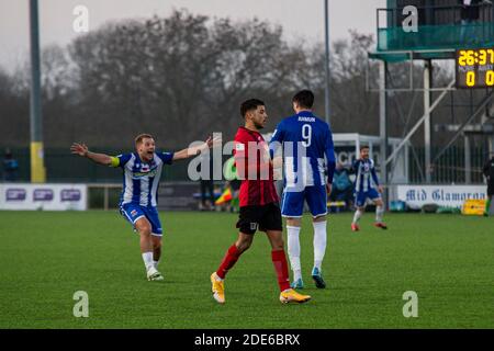 Bridgend, Wales, Großbritannien. November 2020. Ben Ahmun von Penybont feiert Scoring seiner Seiten Eröffnungstreffer gegen Cefn Druids. Penybont / Cefn Druids bei B Stockfoto