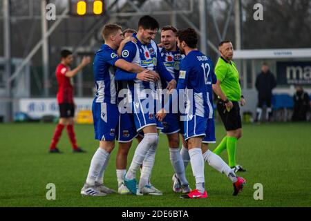 Bridgend, Wales, Großbritannien. November 2020. Ben Ahmun von Penybont feiert Scoring seiner Seiten Eröffnungstreffer gegen Cefn Druids. Penybont / Cefn Druids bei B Stockfoto