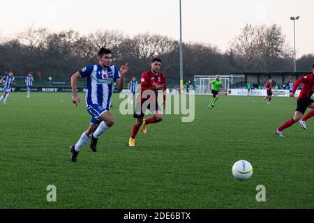 Bridgend, Wales, Großbritannien. November 2020. Kostya Georgievsky von Penybont im Kampf gegen Cefn Druiden. Penybont / Cefn Druids im Bryntirion Park in der J Stockfoto