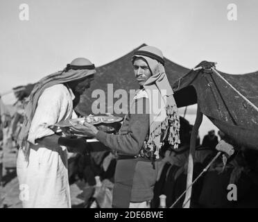 Middle East History - EIN Stammes-Mittagessen in Kavallerie-Post in Tel-el-Meleiha 20 Meilen nördlich von Beersheba Jan. 18 1940. Serviert das Abendessen Stockfoto