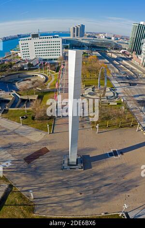 Detroit, Usa. November 2020. Detroit, Michigan - EIN Edelstahl-Monolith in Detroit's Hart Plaza. Der Monolith ist ein Kunstwerk namens 'Pylon' von Isamu Noguchi. Kredit: Jim West/Alamy Live Nachrichten Stockfoto