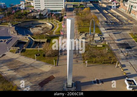 Detroit, Usa. November 2020. Detroit, Michigan - EIN Edelstahl-Monolith in Detroit's Hart Plaza. Der Monolith ist ein Kunstwerk namens 'Pylon' von Isamu Noguchi. Kredit: Jim West/Alamy Live Nachrichten Stockfoto