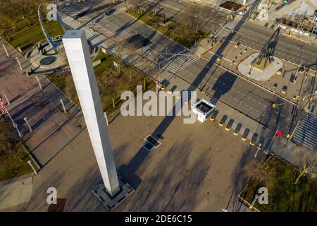 Detroit, Usa. November 2020. Detroit, Michigan - EIN Edelstahl-Monolith in Detroit's Hart Plaza. Der Monolith ist ein Kunstwerk namens 'Pylon' von Isamu Noguchi. Kredit: Jim West/Alamy Live Nachrichten Stockfoto