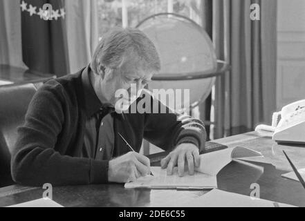 Jimmy Carter arbeitet an seinem Schreibtisch ca. Februar 1977 Stockfoto