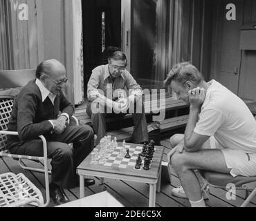 Menahem Begin und Zbigniew Brzezinski spielen Schach in Camp David. Ca. 09/12/1978 Stockfoto